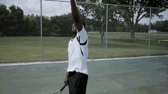 抛高发球怎么才可以抛正,抛球的发球方式