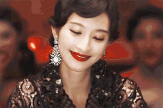 只穿一件t恤的视频,只穿一件t恤搭配