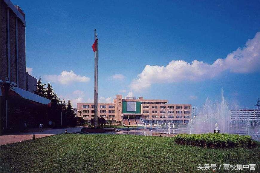 这所师范大学毕业生不穿学位服穿汉服！以省份命名，但却不在省会