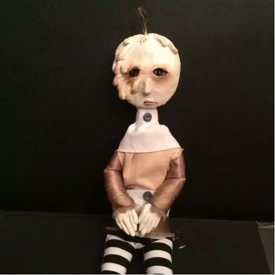 孩子用盒子建造废弃城市在家里,12岁男孩自己捡破烂