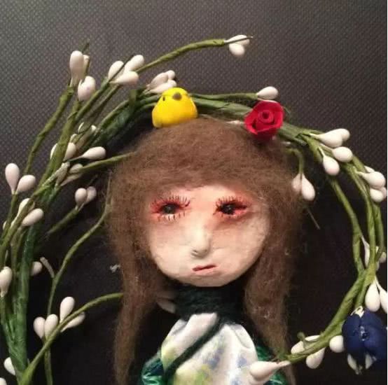 孩子用盒子建造废弃城市在家里,12岁男孩自己捡破烂