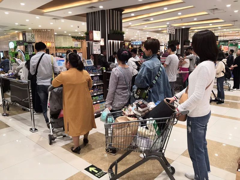 去外地旅游半路堵人,出去游玩堵在高速上怎么办