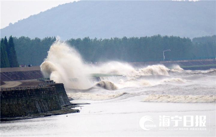 拍钱塘江大潮遭巨浪瞬间吞没,为了拍照被潮水冲走身亡