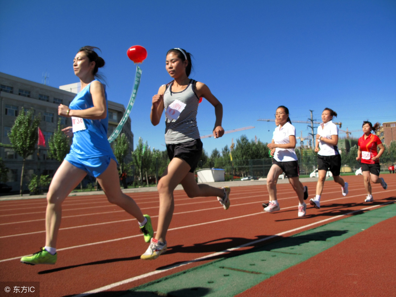 运动会作文初中优秀作文,初中的第一次运动会作文800字