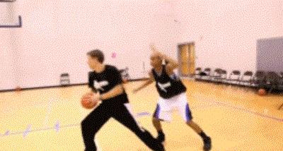 用什么动作可以晃飞防守人,很实用的一招可以晃开防守者