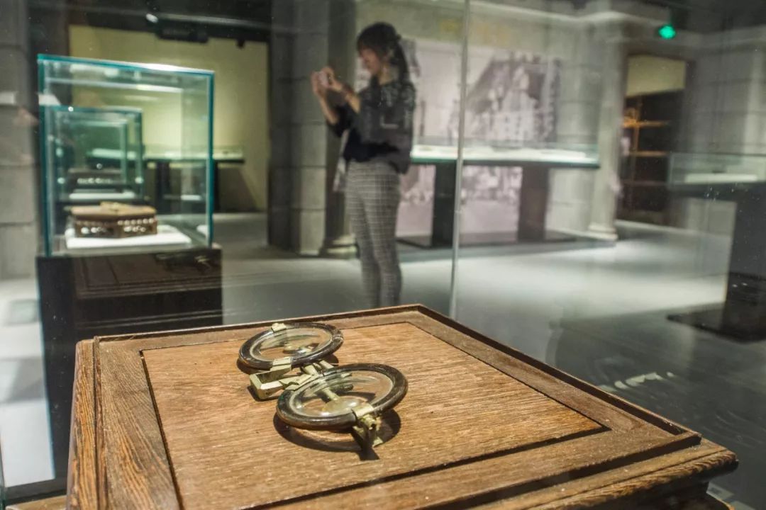 戴上眼镜也看不清东西,戴上眼镜也看不清这模糊的世界