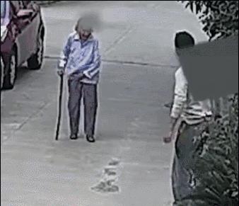 踹老人涉嫌寻衅滋事罪,踹人被刑拘事件