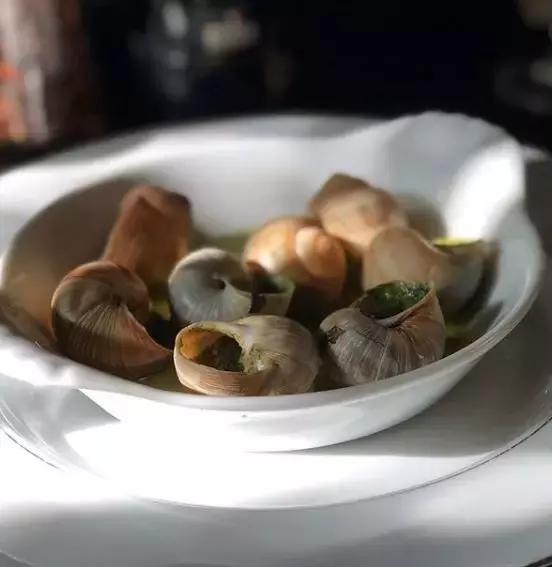 一个保姆游20多个国家，住七星酒店，吃米其林餐厅还拿年薪60万！