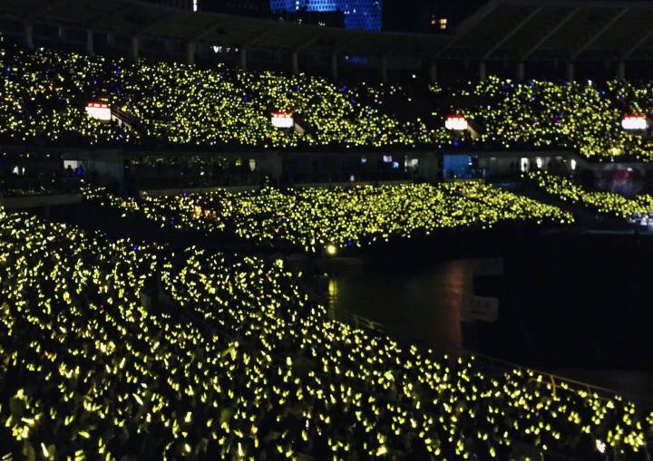 鹿晗gucci活动人山人海,鹿晗演唱会戴鹿角