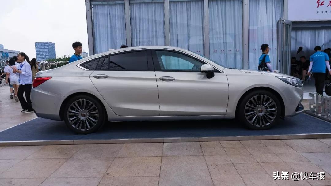 摸着方向盘感觉就很自豪，这就是红旗的魅力「快车体验117」