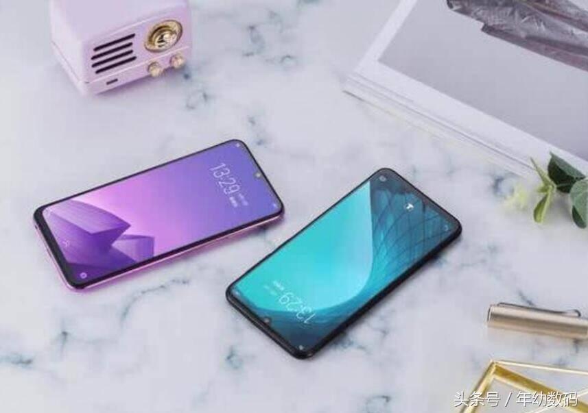 水滴屏和刘海屏哪个受欢迎,水滴屏比刘海屏好看