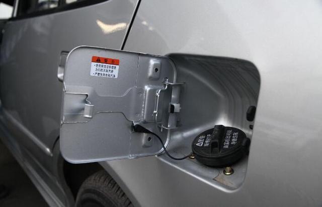 油箱打开油有气是怎么回事,油箱打开油会挥发吗