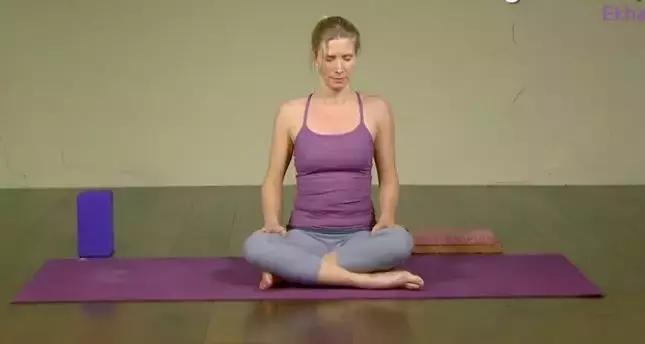 瑜伽跪变躺正确姿势,瑜伽跪球训练