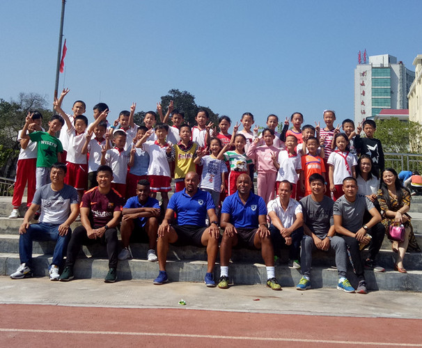 江永一小：外教进校园助力足球梦