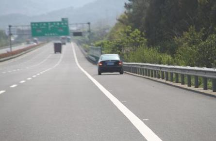 非紧急情况占用应急车道,孕妇占用应急车道