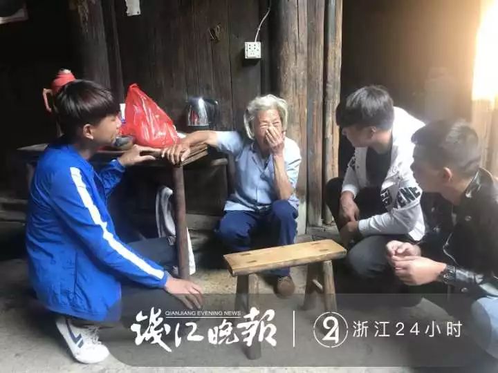 老人摔倒男子拍视频后帮忙扶起,老人摔倒无人敢扶真实事件