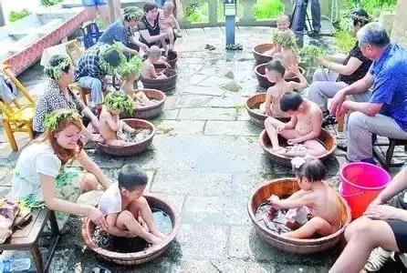 艾叶煮水的小妙用,妈妈用艾叶水煮鸡蛋