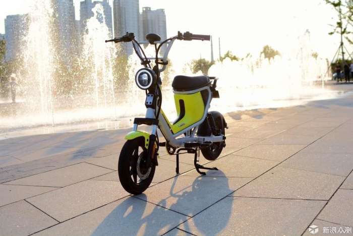这才是真正的电动自行车,小牛评测特斯拉