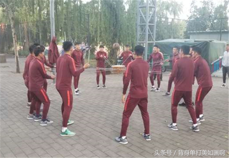 扎心了！当热刺官微调侃国足集训队时，国足却在练习“蛟龙出海”