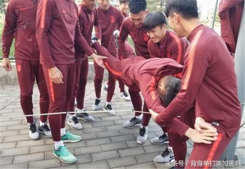 扎心了！当热刺官微调侃国足集训队时，国足却在练习“蛟龙出海”