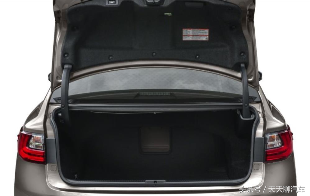 2017款雷克萨斯ES350一款专为舒适设计的中型车，拥有全尺寸轴距