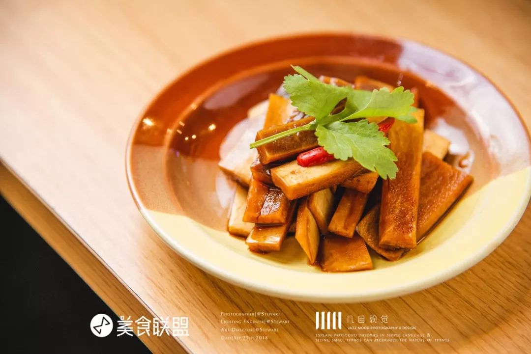 昆明南屏街90㎡小店，用60cm的一大锅装着比头大的“臭味”美食