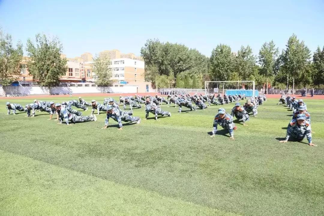 学生军训整齐划一的军姿,军训军姿