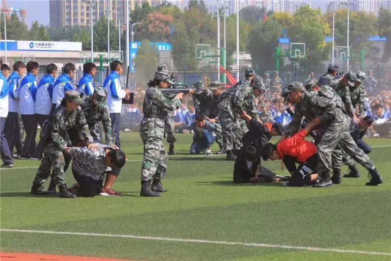 学生军训整齐划一的军姿,军训军姿