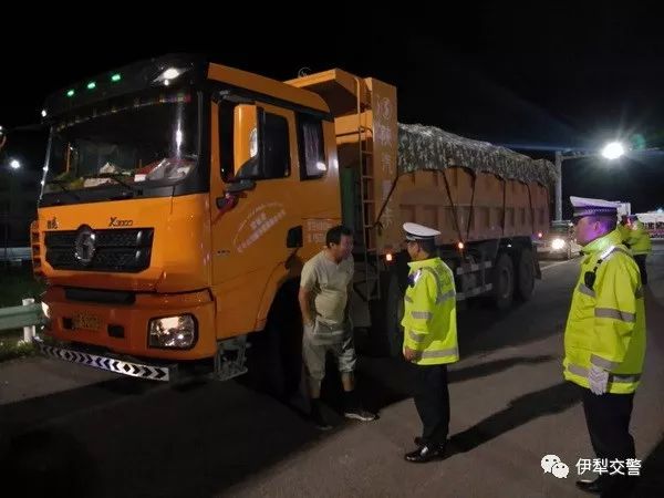 马甲里外两个颜色,马甲浅黄色