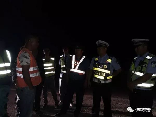 马甲里外两个颜色,马甲浅黄色