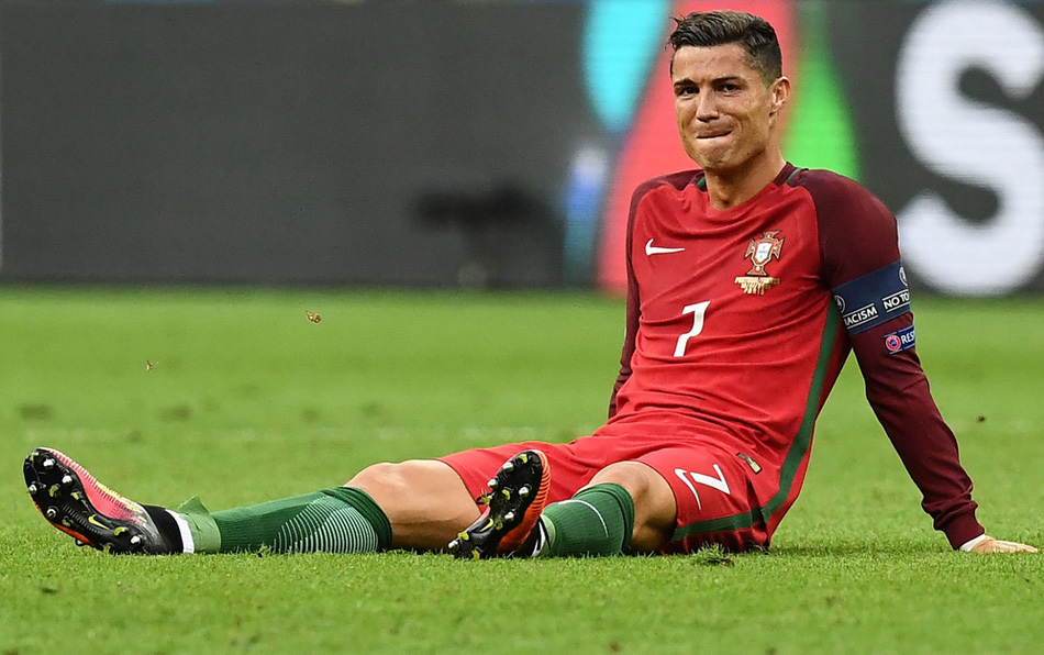 聊聊足球场的肮脏动作，内马尔太揪心，C罗不是不报时候未到