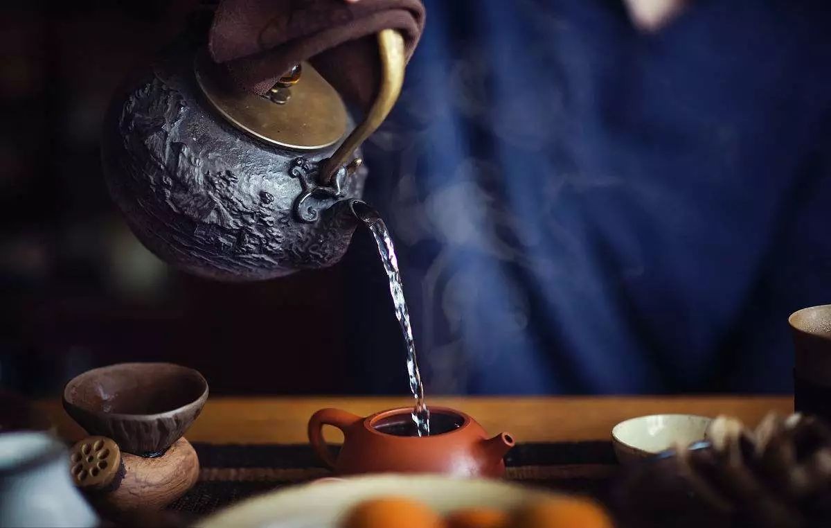 茶台上都摆些啥东西,茶桌上的基本物件