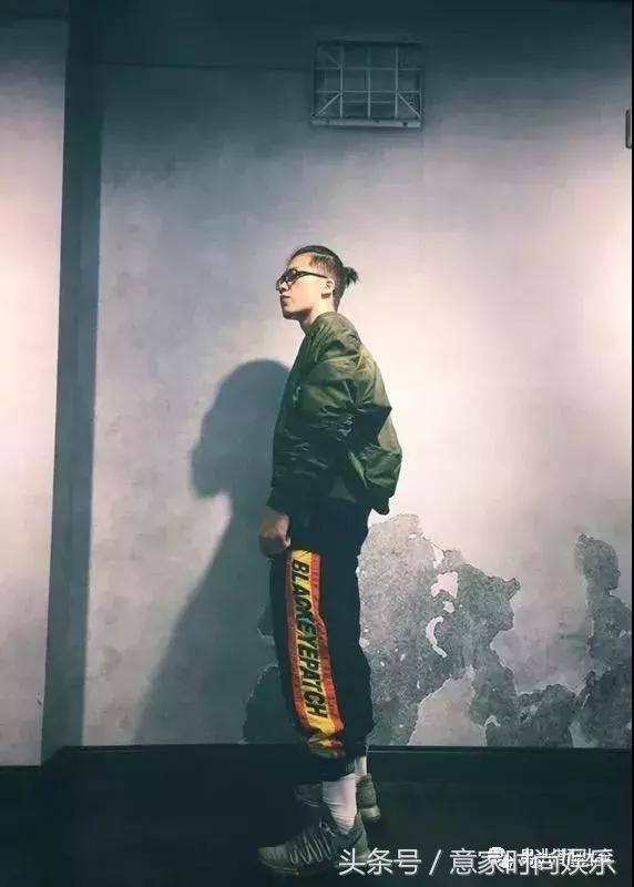 采访别人一身衣服多少钱,采访男生一身穿搭几十万