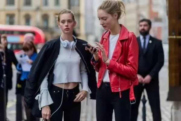 初秋新款修身皮衣穿出去非常酷哦,时髦短款皮衣