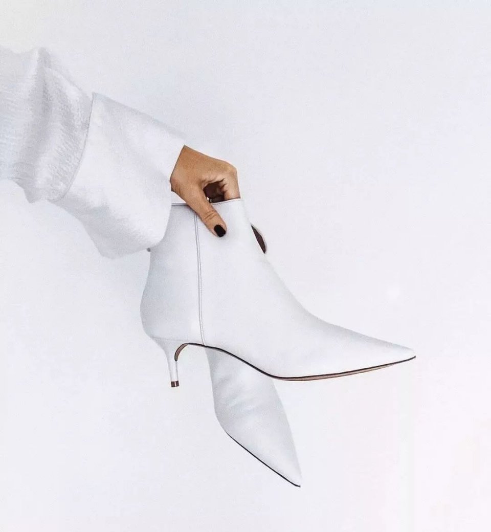 今年的靴子流行买短不买长,今年秋冬穿靴子就买这3种高级色