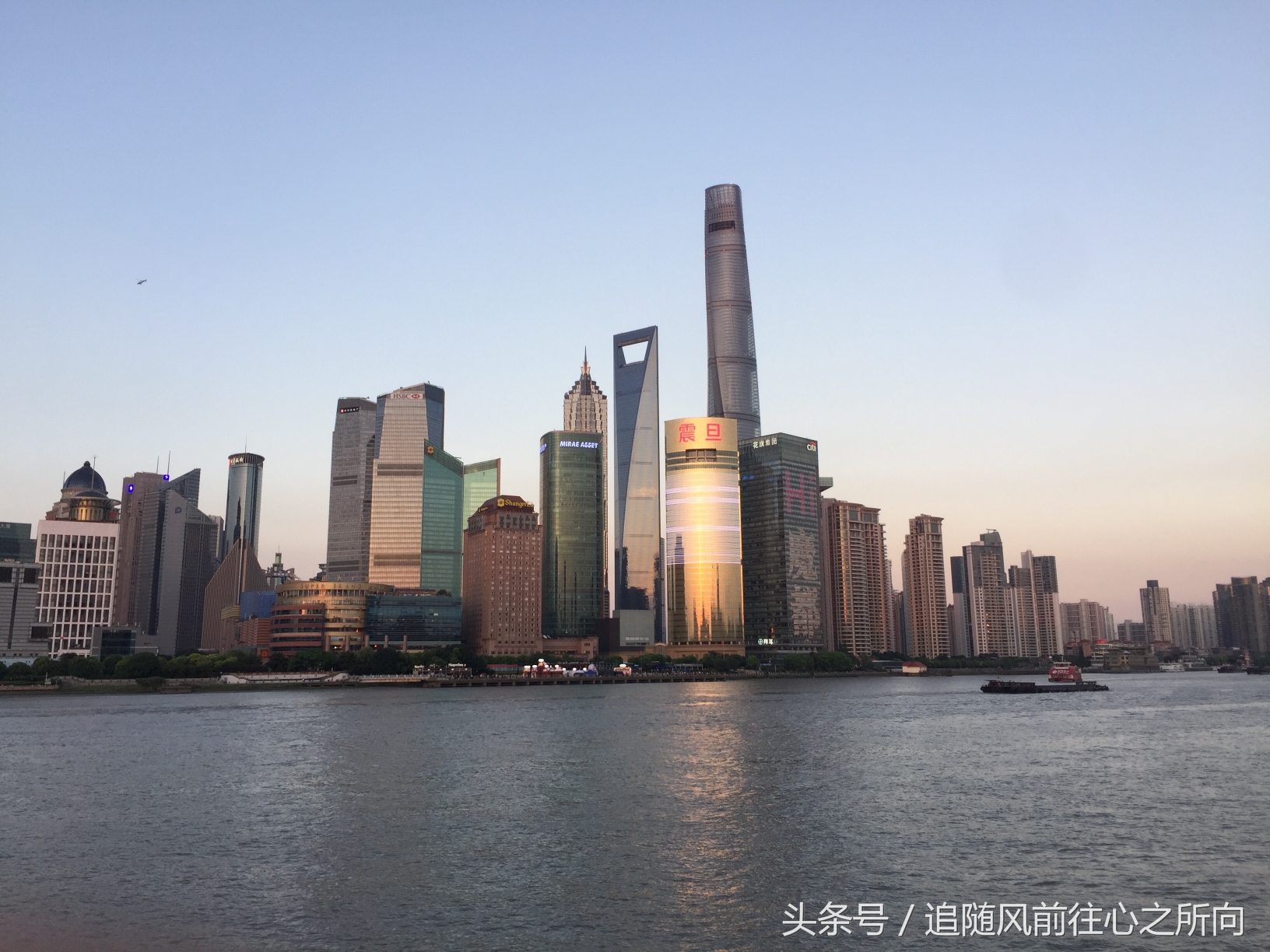 跟团旅游有什么好处和坏处英文,跟团旅游的好坏处