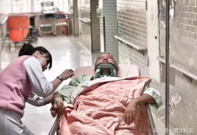 吓尿！每天玩手机4小时，8年后开刀换骨！颈椎病，正疯狂袭来！