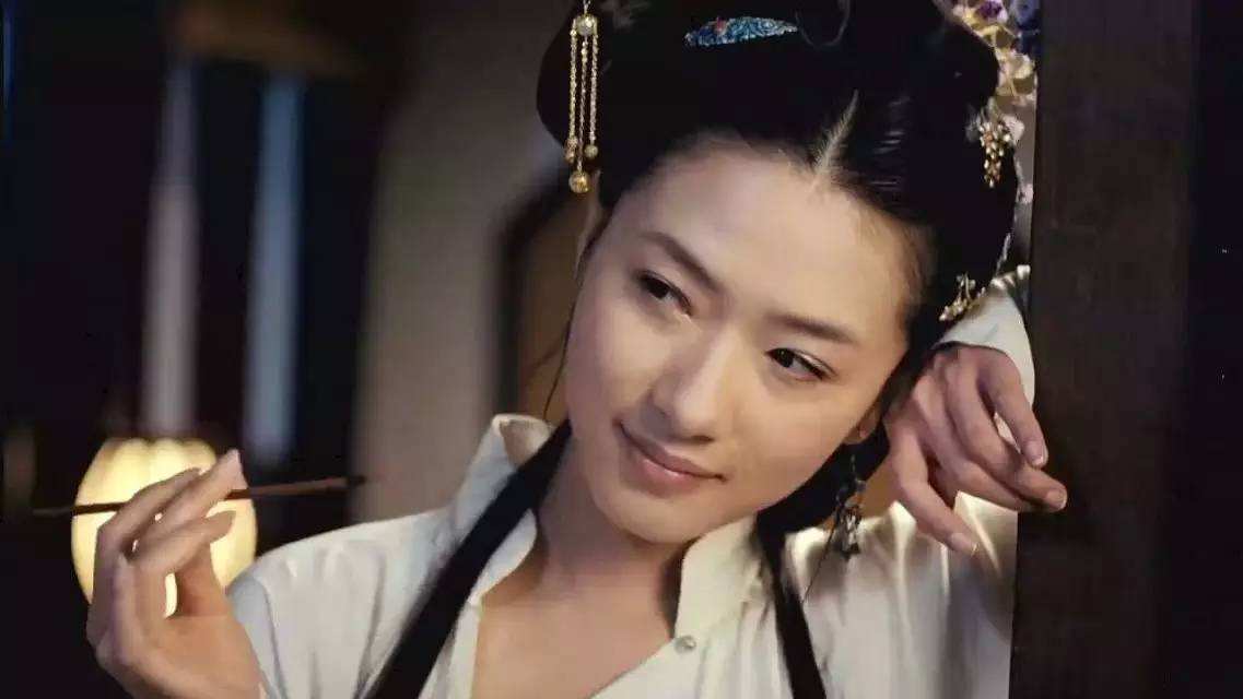 正妻常鞭打小妾极尽羞辱，谁知不久小妾做了正妻，正妻成了奴婢