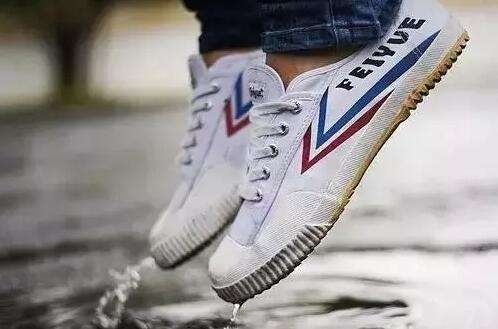 这双鞋子真的又小众又好穿,这双鞋子难道不是很流行吗英语