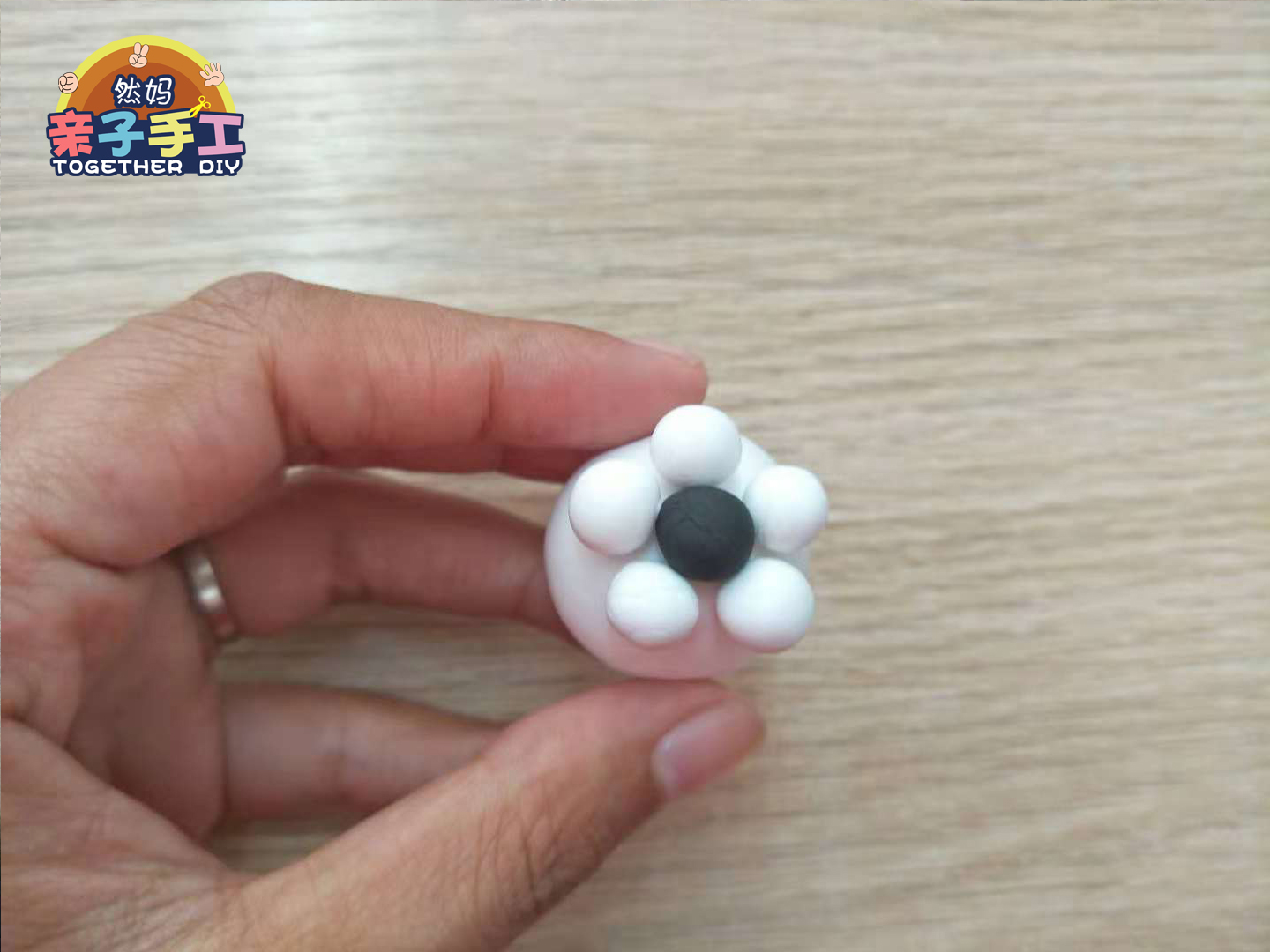 怎么用黏土做足球,足球粘土怎么做最简单