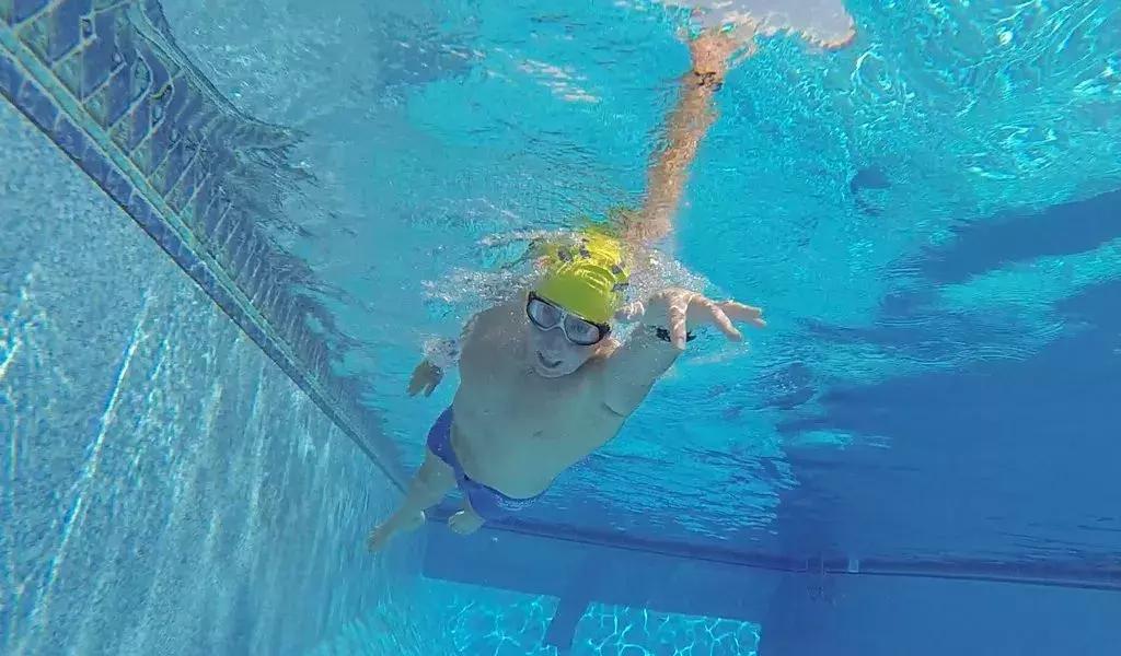 特里劳克林，一位教会泳者不再挣扎的人