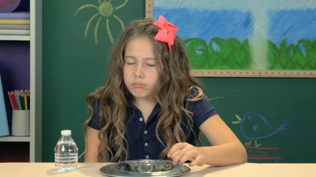 外国人第一次吃皮蛋恶心的要吐了,外国人吃皮蛋恶心到吐