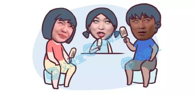 一群孩子吃棒冰,家长给孩子吃棒棒冰