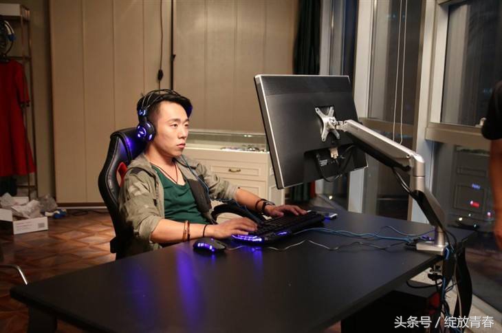 只要游戏装备给力，你不想吃鸡都难