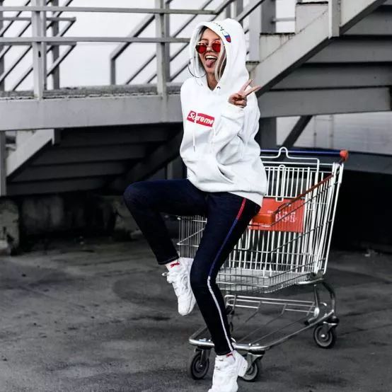 champion最经典的一款卫衣,白色连帽champion卫衣搭配女