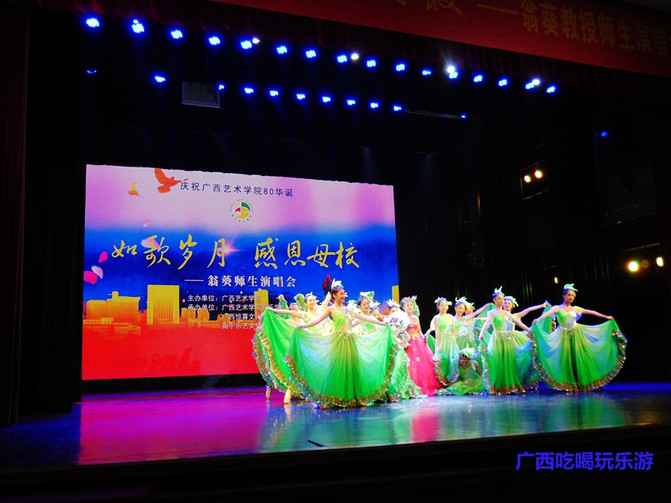 抱着个小孩,歌声还那么高亢,艺院老教授翁葵赢得满堂彩!