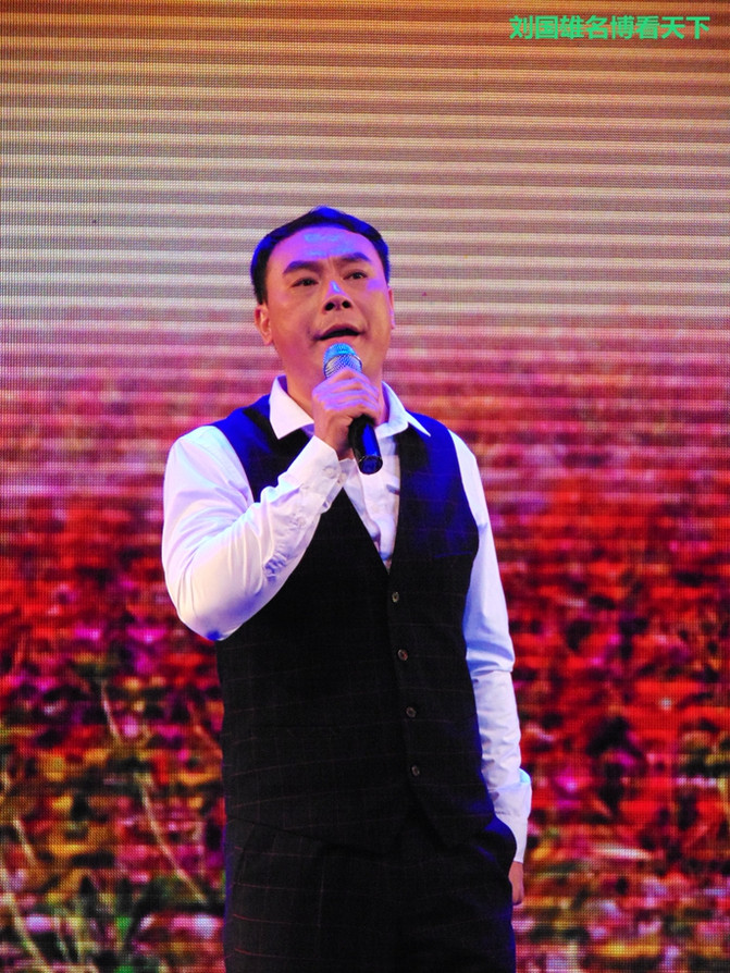 抱着个小孩，歌声还那么高亢，艺院老教授翁葵赢得满堂彩！