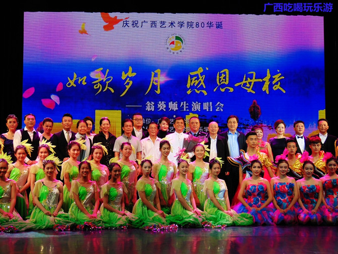 抱着个小孩，歌声还那么高亢，艺院老教授翁葵赢得满堂彩！