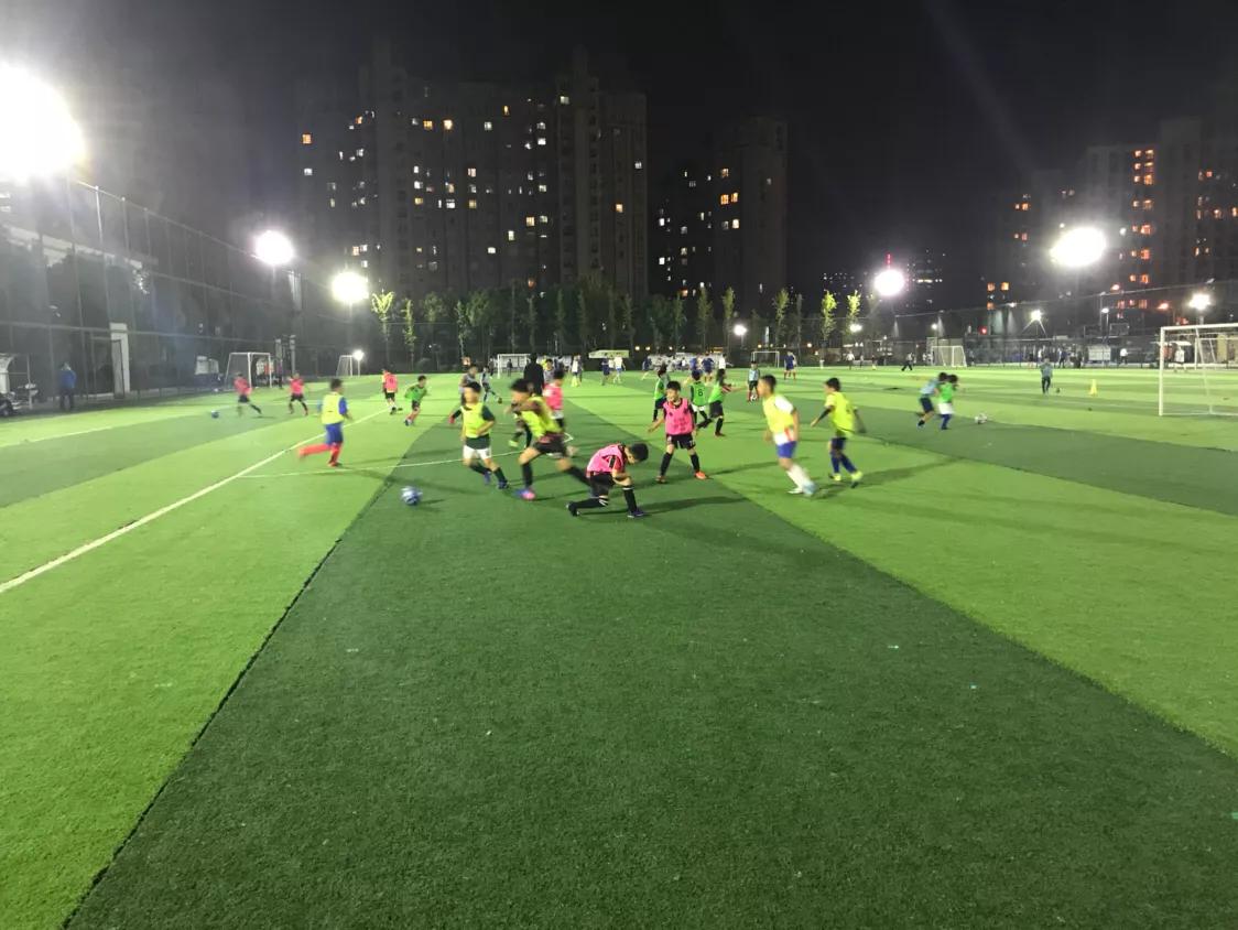 日本青少年足球日常训练,8岁日本足球基本功训练