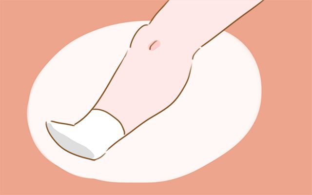 宝宝手脚冰冷身体热是怎么回事,婴儿手脚冰冷要不要捂热